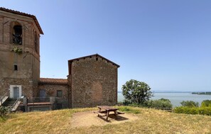 Outdoor dining - Lovely apartment in San Feliciano (San Feliciano)