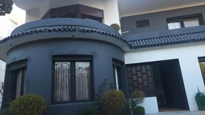 A modern building with a curved facade, large windows, and a small balcony. - Villa Adam Tangier (Tangier)