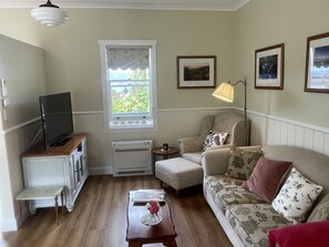 Smart TV - Gorgeous cottage in the heart of the picturesque Huon Valley. (Castle Forbes Bay)