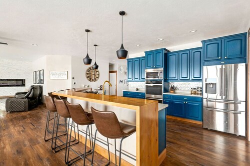 Great Falls Luxe Haven: 4BR, Gym, Office & Hot Tub