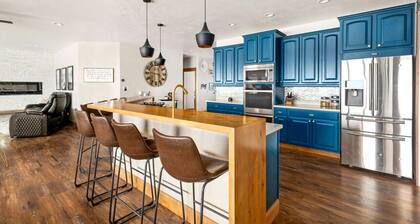 Great Falls Luxe Haven: 4BR, Gym, Office & Hot Tub