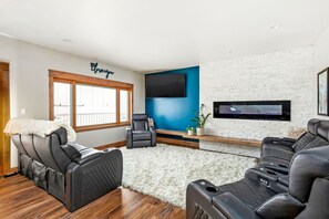 Smart-TV, Kamin, Arbeitsbereiche