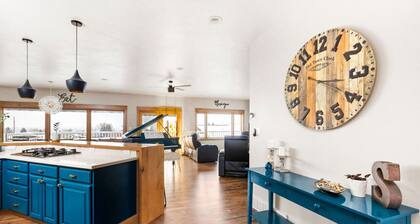 Great Falls Luxe Haven: 4BR, Gym, Office & Hot Tub