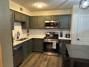 Fridge, microwave, oven, stovetop - ATLANTA METRO CENTRAL LOCATION 5 MINUTES FROM THE CITY , BUCKHEAD STONE MOUNTAI (Decatur)