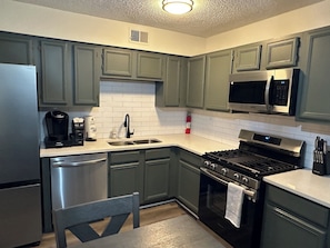 Fridge, microwave, oven, stovetop - ATLANTA METRO CENTRAL LOCATION 5 MINUTES FROM THE CITY , BUCKHEAD STONE MOUNTAI (Decatur)
