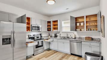 Keittoastiat/astiat/ruokailuvälineet, mausteet, ruokailupöytä