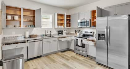 Family & Pets Welcome: 2BR in DT Greer w/ Fire Pit