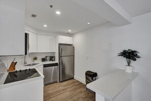 ثلاجة، ميكروويف، فرن، موقد طهي مسطح