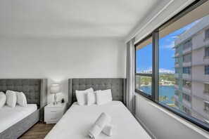 2 quartos, ferros/tábuas de passar roupa, berço de viagem