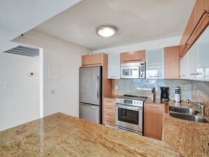 Frigorífico, microondas, horno y placa de cocina