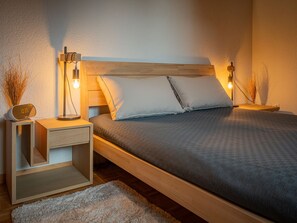 2 bedrooms, desk, iron/ironing board, WiFi
