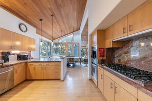 Kjøleskap, mikrobølgeovn, kokeplater og oppvaskmaskin