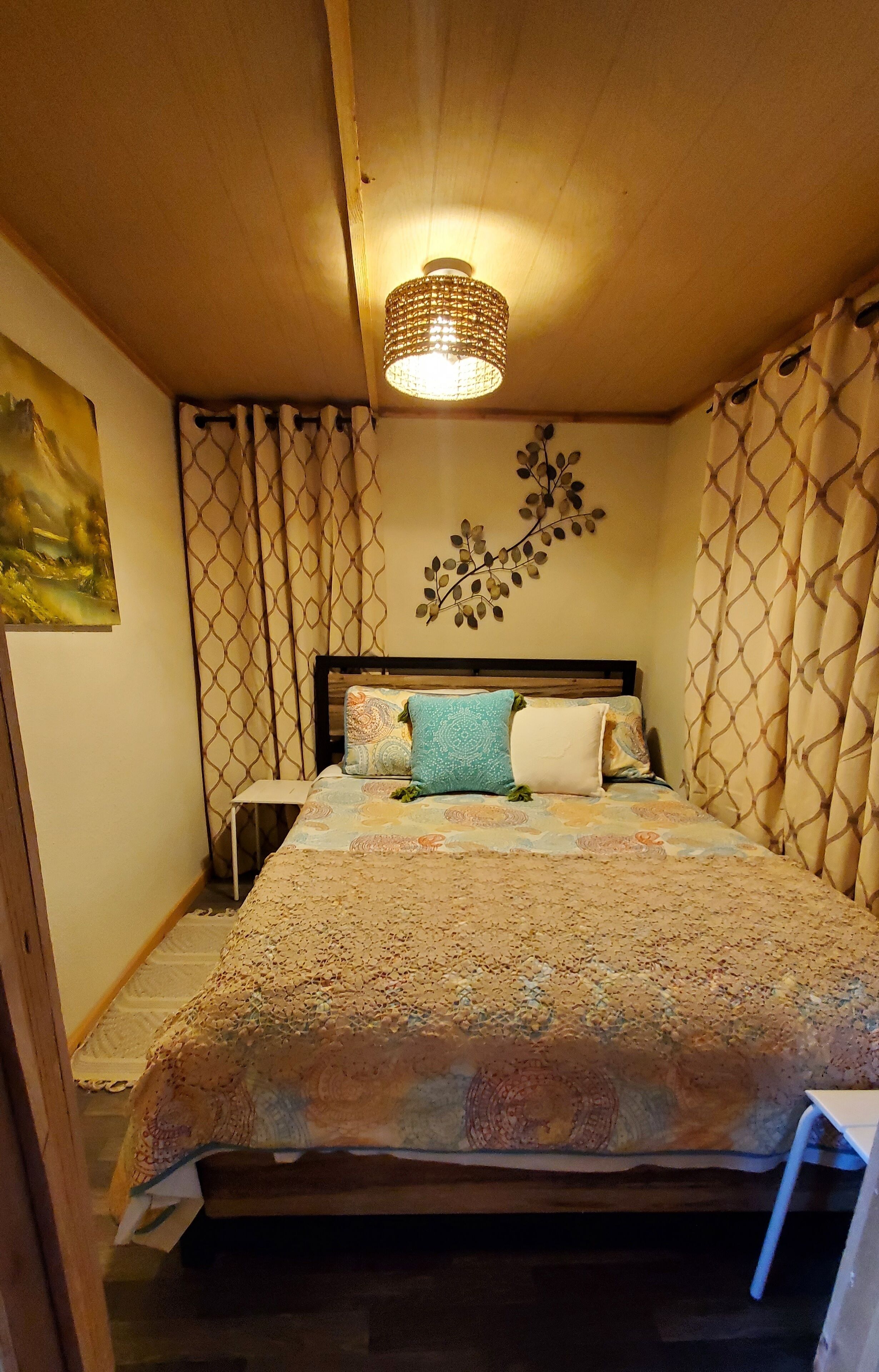 1 soveværelse, pengeskab på værelset, sengetøj