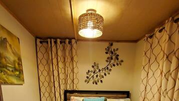 1 dormitori, caixa forta a l'habitació i roba de llit