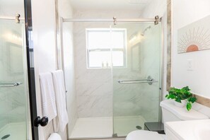 Dusche, Haartrockner, Handtücher