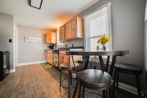 Dining - Next Door to Mercy Hospital - Pet Friendly - Fast Wifi (Cape Girardeau)