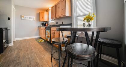 Next Door to Mercy Hospital - Pet Friendly - Fast Wifi