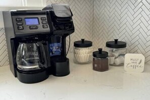 Kaffe og/eller kaffemaskine