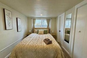 2 bedrooms, iron/ironing board, WiFi, bed sheets - Wyoming Freedom - Centrally Located Mid-Century Charmer (Casper)