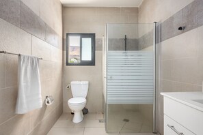 House, Private Pool | Bathroom | Combined shower/tub, jetted tub, free toiletries, hair dryer - Hadas Villa Spa Yavne'el by Sea N' Rent (Yavne'el)