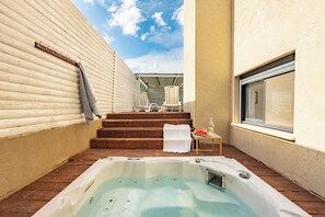 House, Private Pool | Jetted tub