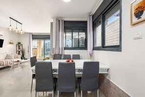 In-room dining - Hadas Villa Spa Yavne'el by Sea N' Rent (Yavne'el)