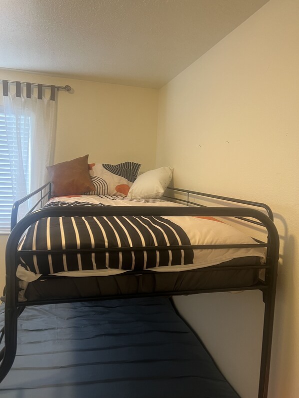 2 dormitorios, tabla de planchar con plancha, wifi gratis y ropa de cama