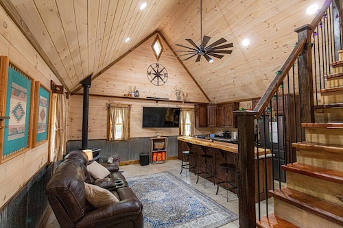 Large Deck - Firepit - Screened Porch - Hiking - 2 mi to Cloudland Canyon - 6 mi to McLemore Golf
