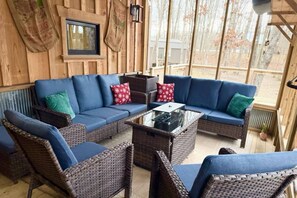 TV, fireplace