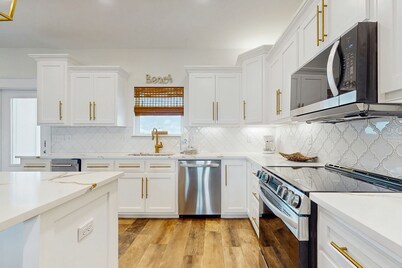 Gulf-Front Oasis: Rooftop Heated Pool, Elevator & Dog-Friendly!