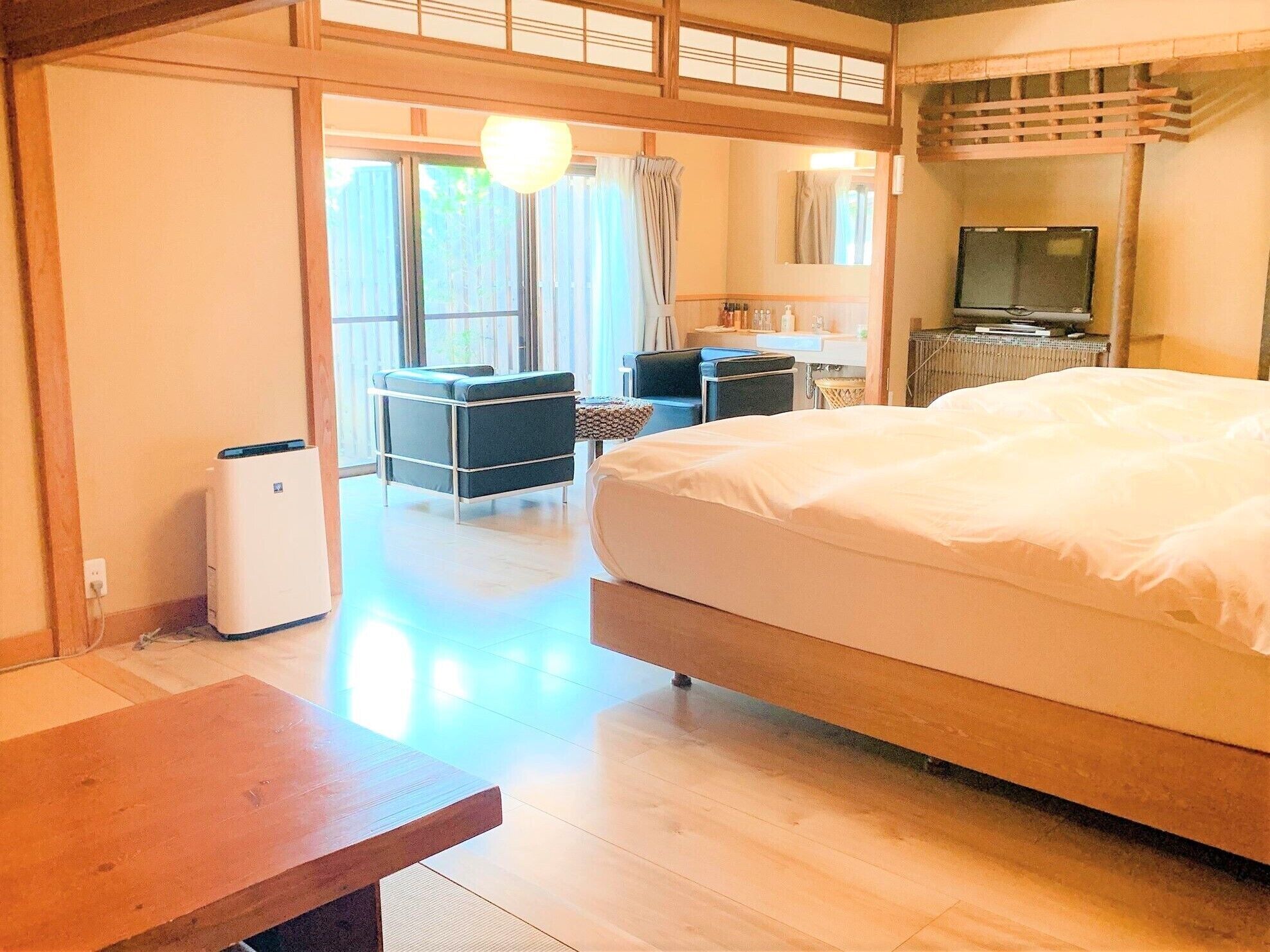 Free WiFi, bed sheets