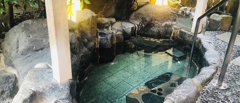 Deluxe-Zimmer, Nichtraucher, Gartenblick | Badezimmer | Duschwanne, Quellwasserbad, Designer-Toilettenartikel, Haartrockner