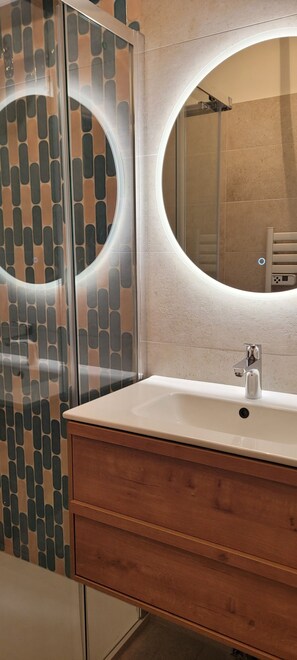 Dusche, Haartrockner, Toilettenpapier