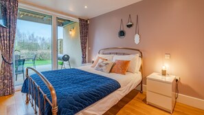 4 bedrooms, iron/ironing board, travel crib, free WiFi - Firecrest, Cotswold Water Park - sleeps 10 guests  in 4 bedrooms (Cotswold Water Park)
