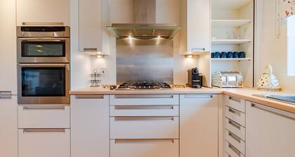 Firecrest, Cotswold Water Park - sleeps 10 guests in 4 bedrooms