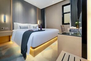 Deluxe Room | Minibar, desk, laptop workspace, soundproofing
