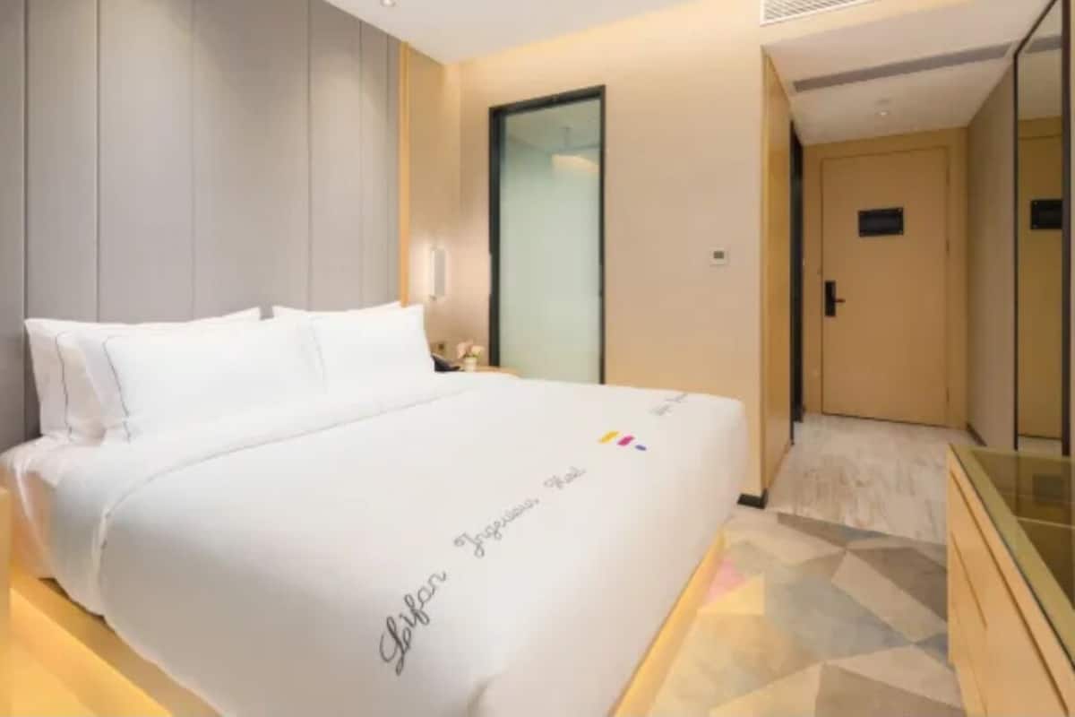 Quarto luxo | Frigobar, escrivaninha, espaço de trabalho para notebook