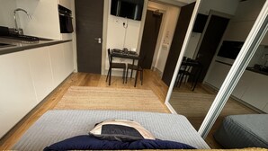 A compact living space with a kitchenette, a dining area, and a bed with a blue pillow. - Sleeps 2 Studio -central Croydon London -wifi & Tv (Croydon)