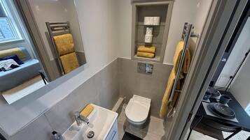 Apartment | Bathroom | Shower, towels, toilet paper