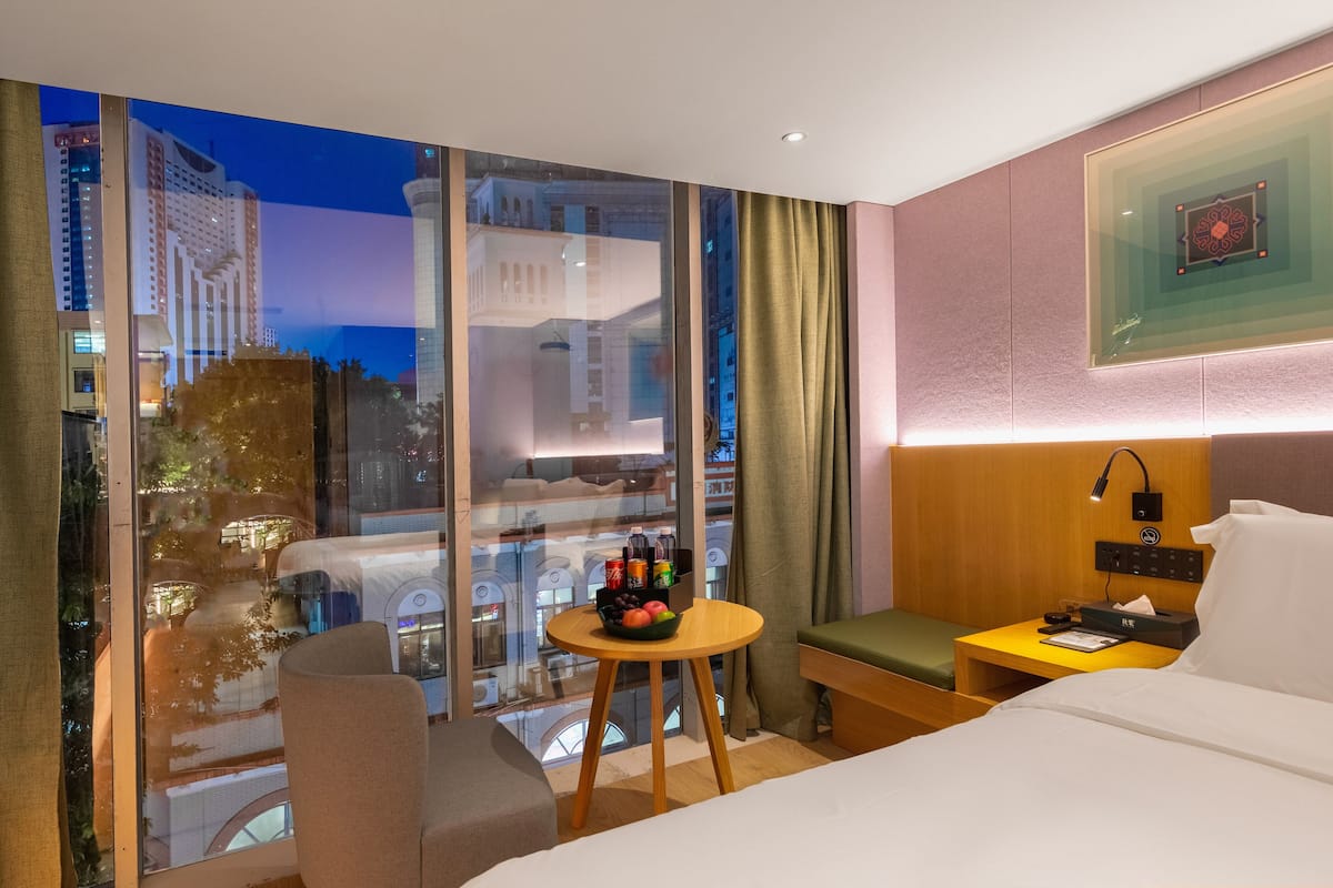 Deluxe kamer | Een gratis minibar, een bureau, verduisterende gordijnen, gratis wifi