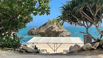 Vista frontal de la propiedad