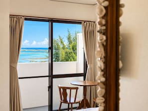 Una habitación con vistas al océano, una mesa y dos sillas.