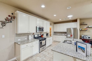 Refrigerador, microondas, horno, placa de cocina