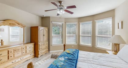 Snowbird-friendly home with private hot tub, foosball, air hockey, grill, patio