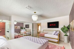 4 Schlafzimmer, Zimmersafe, Schreibtisch, Bügeleisen/Bügelbrett