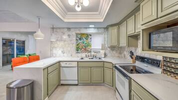 Geladeira, micro-ondas, fogão, cooktop