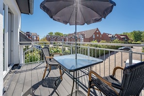 Outdoor dining - Apartment 'Ostseerauschen - Eichhörnchen' with Balcony and Wi-Fi (Hohwacht (Ostsee))