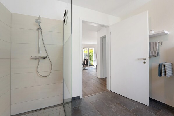 Een douche, een haardroger, handdoeken