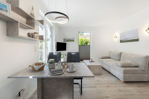 Apartment 'Ostseerauschen - Blaue Welle' with Private Terrace and Wi-Fi