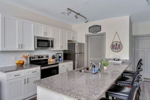 Fridge, microwave, oven, stovetop - Exchange at Cameron Harbor in Downtown Chattanooga (Chattanooga)